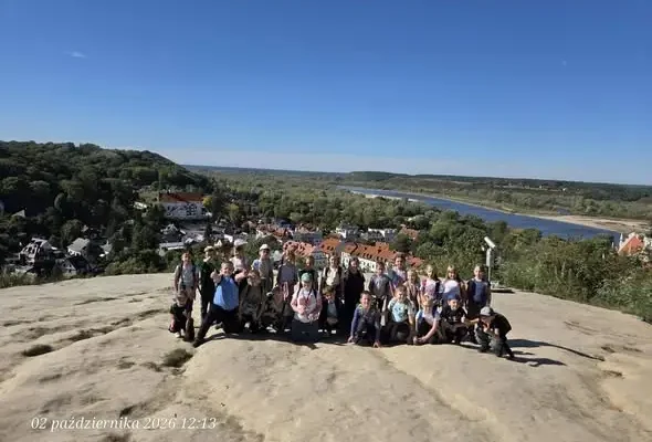 Pierwszaki z 1a i 1b odkrywały Kazimierz Dolny – rejs po Wiśle i Wzgórze Trzech Krzyży