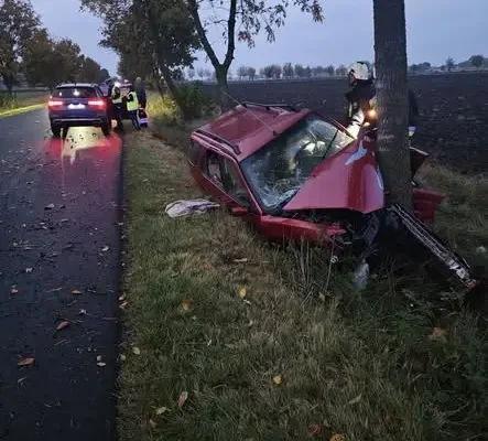 Wypadek w Błędowie: kierowca uwięziony w aucie, przetransportowany śmigłowcem