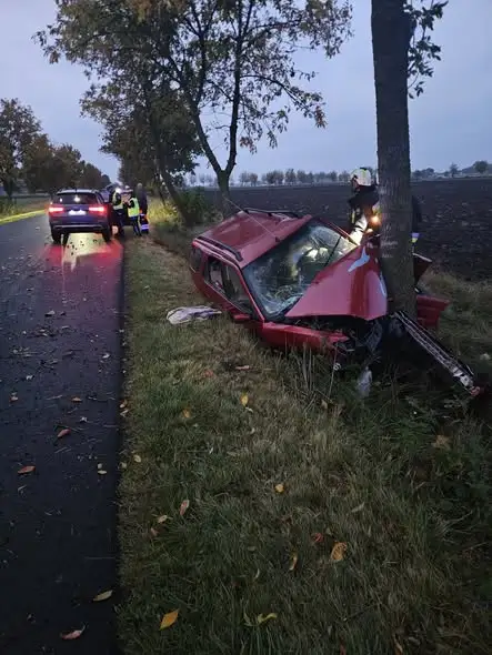 Wypadek w Błędowie: kierowca uwięziony w aucie, przetransportowany śmigłowcem